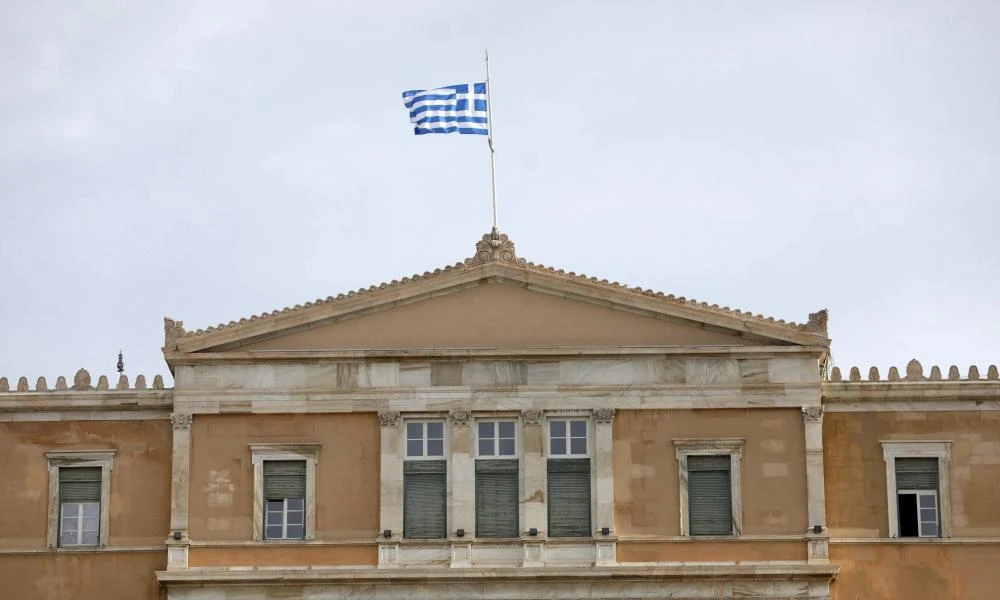 Μεσίστια κυματίζει η ελληνική σημαία στο Μέγαρο της Βουλής